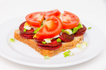 Sandwich mit gebratenen Wurstscheiben