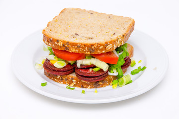 Sandwich mit gebratenen Wurstscheiben