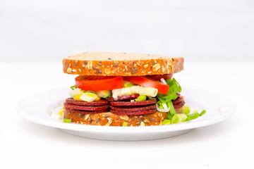 Sandwich mit gebratenen Wurstscheiben