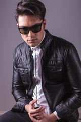 Obraz premium fashion man wearing sunglasses and leather jacket