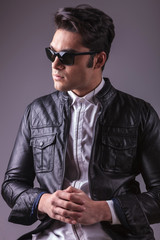 Obraz premium handsome fashion man holding his hands together.
