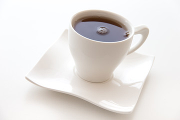 Schwarzer Tee in weißer Tasse