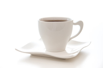 Schwarzer Tee in weißer Tasse