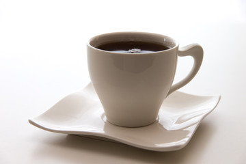 Schwarzer Tee in weißer Tasse