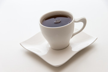 Schwarzer Tee in weißer Tasse