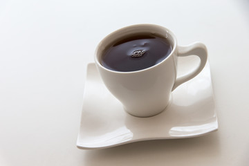 Fototapeta na wymiar Schwarzer Tee in weißer Tasse