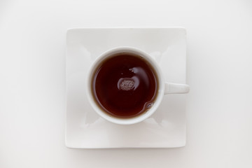 Schwarzer Tee in weißer Tasse