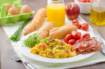 Scrambled eggs with bacon