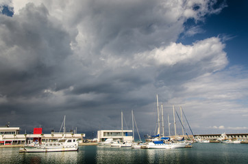 Fototapeta premium Gewitter Wolken über Yachthafen