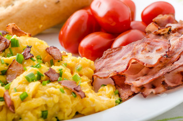 Scrambled eggs with bacon