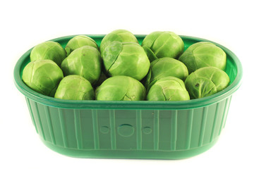 Cavolini di Bruxelles in un cestino verde