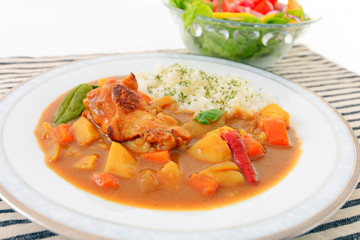 美味しそうなカレーライスとサラダ