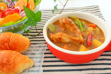 美味しそうなカレーとサラダ
