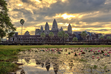 Naklejka premium Wschód słońca w świątyni Angkor Wat, Siem Reap, Kambodża