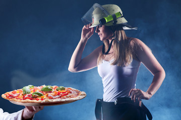 Feuerwehr Frau bekommt frische heiße Pizza serviert Porträt