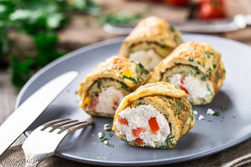 Omelette rolls with curd