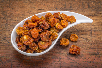 dried goldenberries in bowl