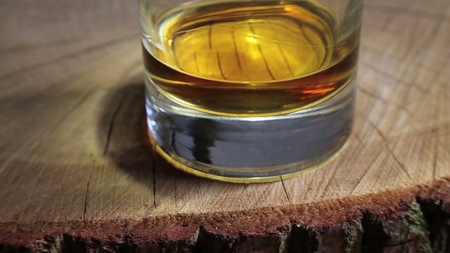 Whiskyglas auf Holz