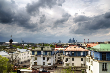 Obraz premium Moskwa z lotu ptaka panorama miasta przy sztormowej pogodzie