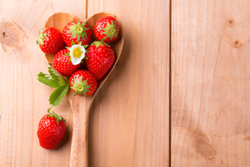 Food Hintergrund - Frische Erdbeeren auf Kochlöffel in Herzform