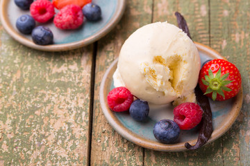 Vanilleeis mit frischen Beeren