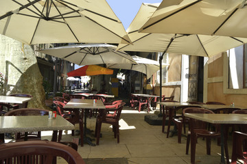 Terrasse de café provençale à Valensole (04210) sous parasols, département des Alpes-de-Haute-Provence en région Provence-Alpes-Côte d'Azur, France
