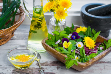 Frühlingssalat mit Kräutern und Blumen der Saison