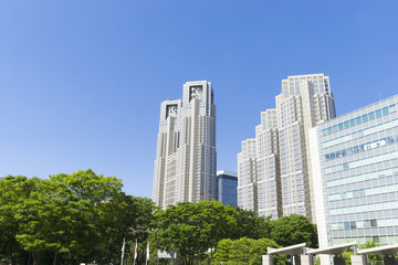 東京都庁と新宿高層ビル群　快晴青空　新緑