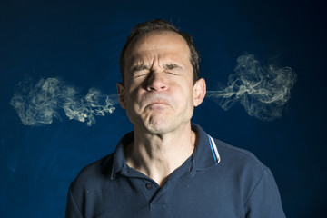 Hombre echando humo por las orejas - obrazy, fototapety, plakaty