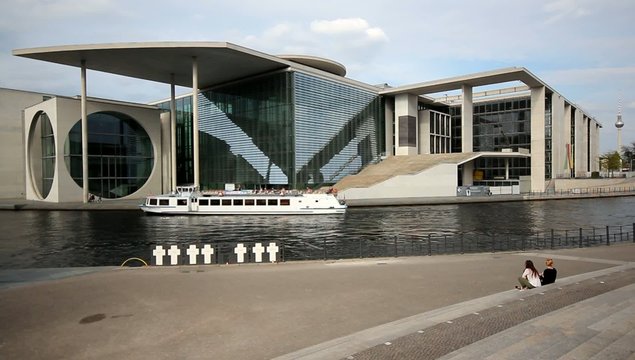 Berlin sight seeing by boat - Bundeskanzleramt