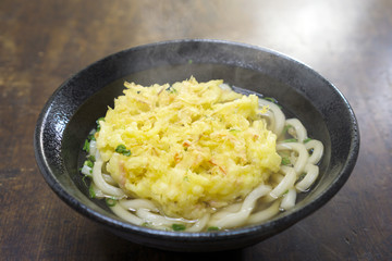 出来上がりの讃岐うどん　湯気あり　関西風