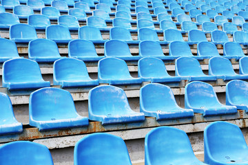 Fototapeta premium Puste niebieskie siedzenia na stadionie