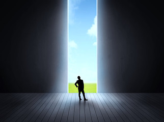 Obraz premium businessman walking to open gate