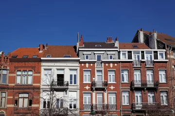 Crédence de cuisine en verre imprimé Bruxelles Rue de Bruxelles, maisons colorées, ciel bleu.