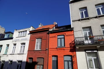 Store enrouleur occultant sans perçage Bruxelles Rue de Bruxelles, maisons colorées, ciel bleu.