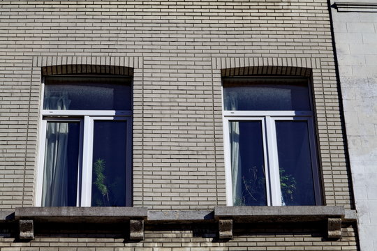 Fenêtres sur mur de briques blanches