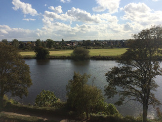 Obraz premium Midday end summer sunny day with clouds over river Trent