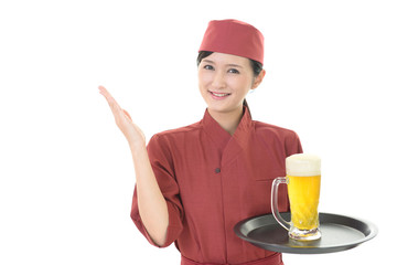 ビールを運ぶ笑顔のウェイトレス