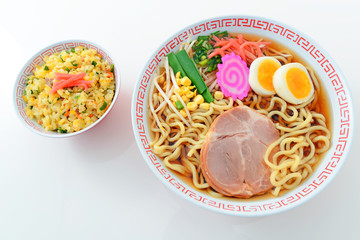 美味しそうなラーメンとチャーハン