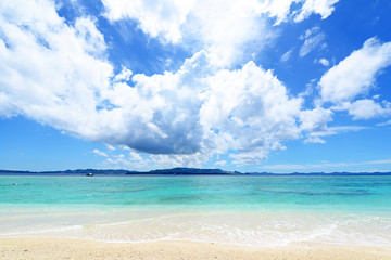 Fototapeta na wymiar 水納島の美しいビーチ