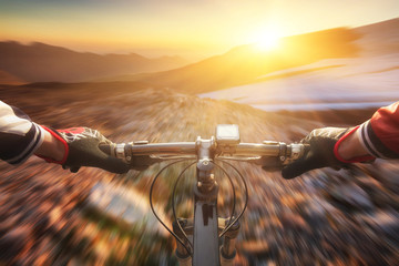 Snelle rit op de fiets in bergdal. Actief leven concept
