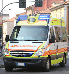 Italian ambulance runs during a medical emergency © ChiccoDodiFC