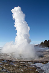 Fototapeta na wymiar Geyser en éruption