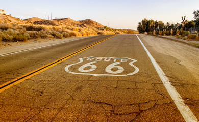 Route 66 historique avec panneau de chaussée en Californie