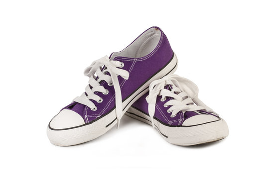 Zapatillas violeta sobre fondo blanco aislado. Vista de frente. Copy space