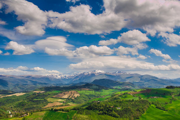 Panorama con montagne da Camerino nelle marche, Italia