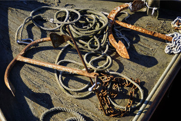 Verrostete Anker und Taue auf einem Boot