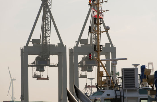 Hamburger Hafen bei Oevelgoenne