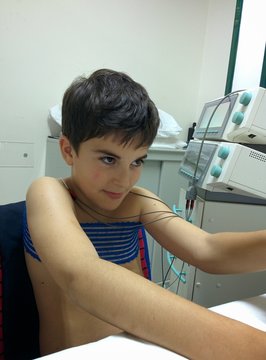 Bambino effettua fisioterapia