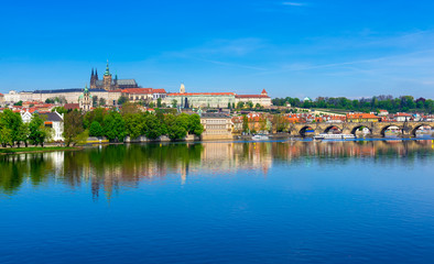 Fototapeta na wymiar Charles Bridge (Karluv Most) and Prague Castle, Czech Republic.